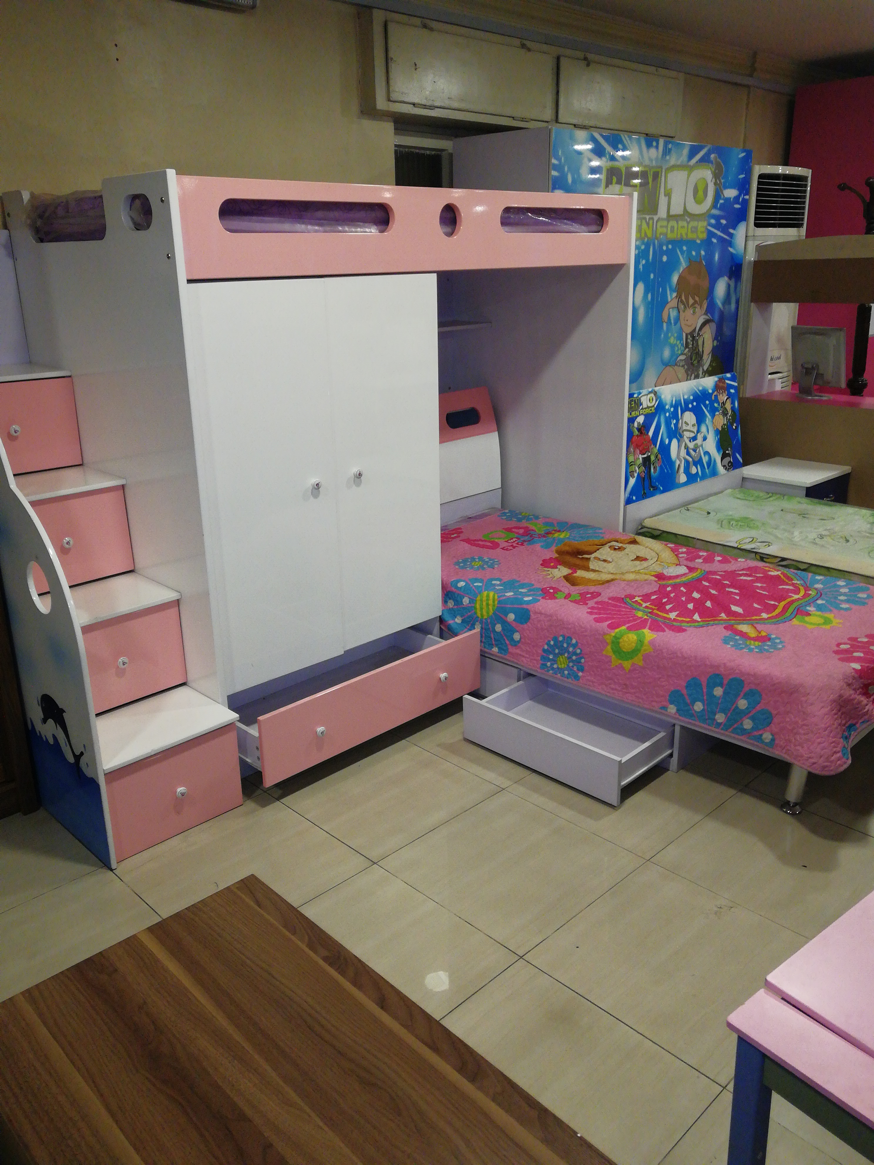 baby bed used few times onlyGood condition Used few times Baby bed Open for offer-  غرف أطفال هاي جلوس لا...