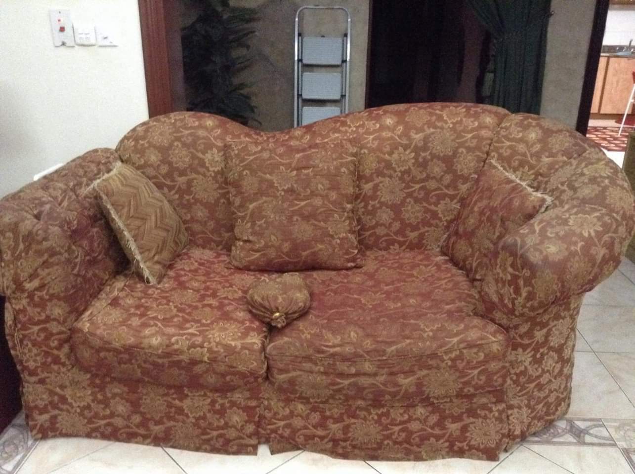 كنبة متوسطة الحجم
لا تنسَ أنك شاهدت هذا الإعلان في عنكبوت
بحالة جيدة جدا...