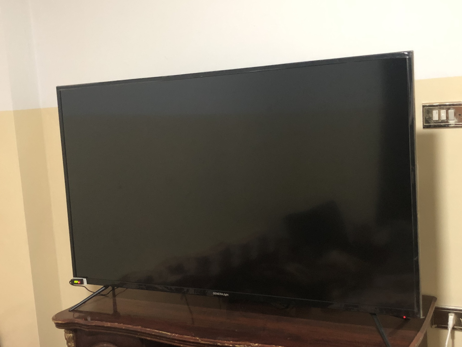 monitor 32 inch same new only use 3 month-  شاشه 55 بوصه لا تنسَ أنك...