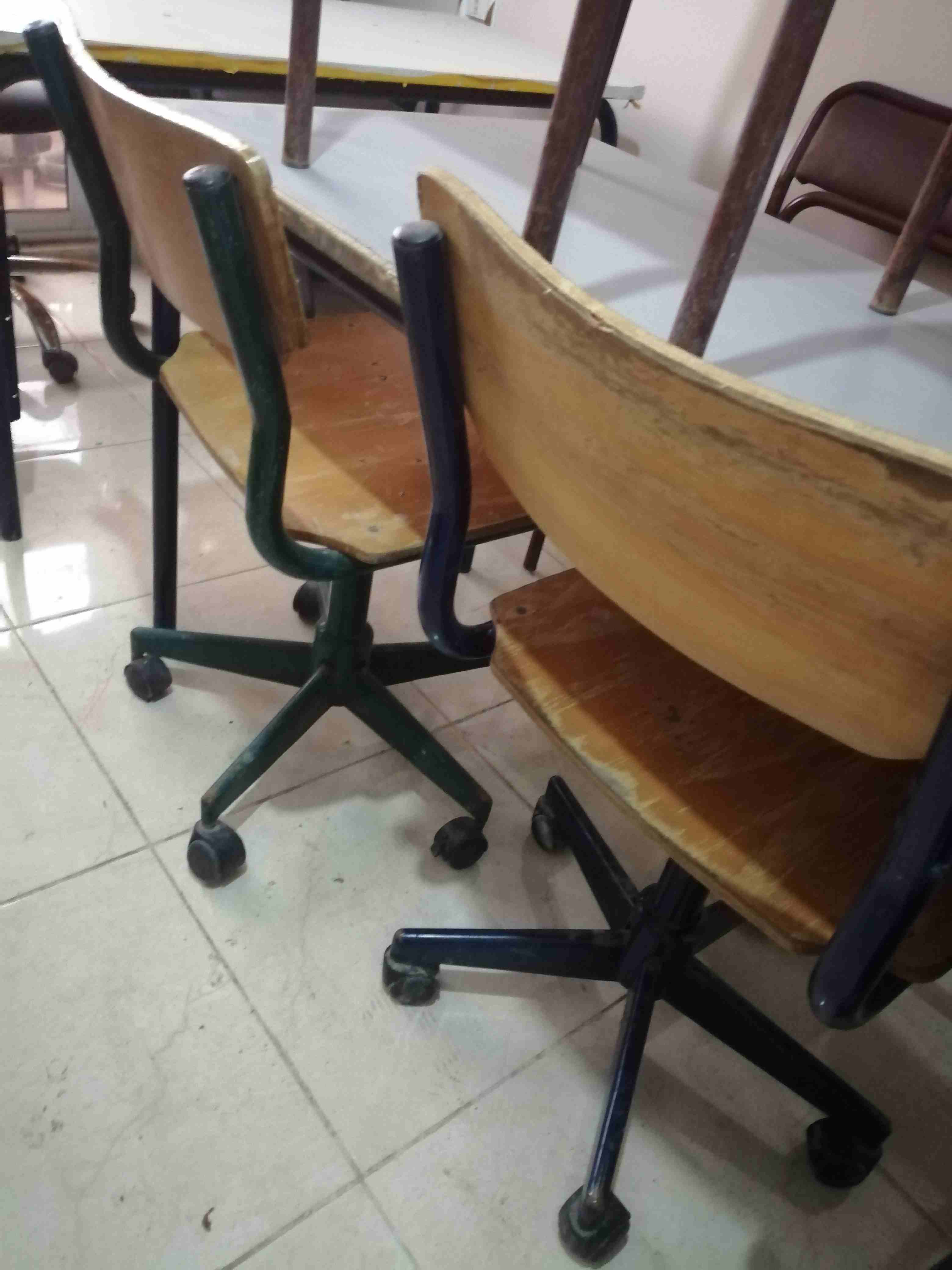 Furniture buyer in Dubai-  كراسي خشب بعجلات، كرسي...