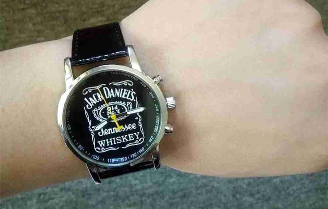 T-shirt sport لا تنسَ أنك شاهدت هذا الإعلان في عنكبوت التيشيرت الذي يبحث عنه الجميع الأفضل بال-  Jack Daniel's watch...