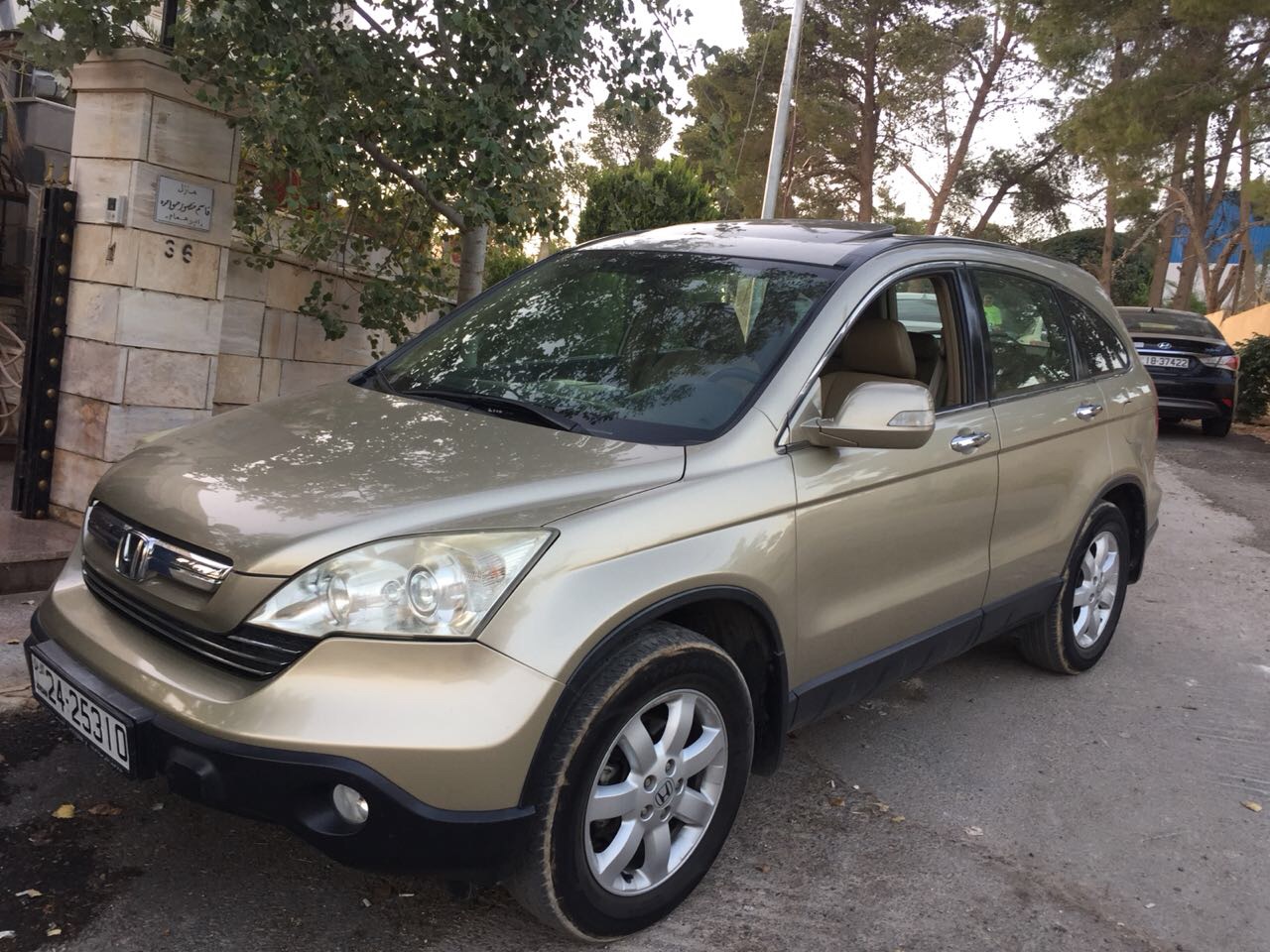I am advertising my 2016 TOYOTA LAND CRUISER for sale at the rate of $15000 because i relocated to another country, the car is in good and excellent condition, -  هوندا سي ار في crv فل...