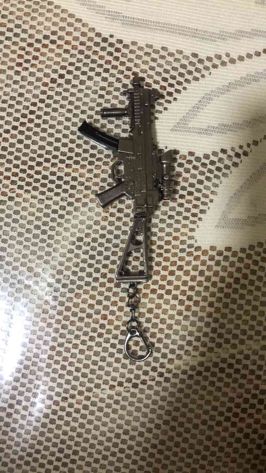UMP لعبة ببجي
لا تنسَ أنك شاهدت هذا الإعلان في عنكبوت
و يوجد ايضاً M16...