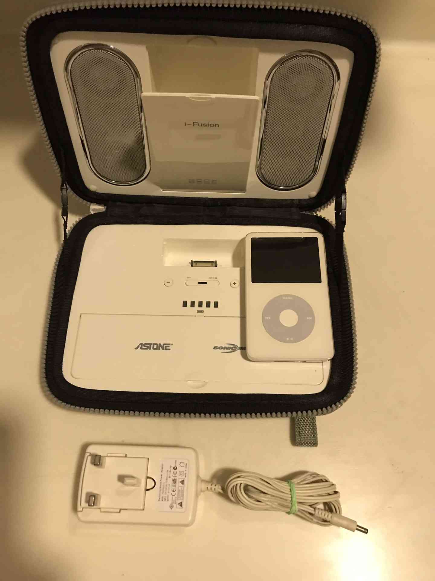 IPod 30 G with portable sound system                                            


	 				لا تنسَ أنك شاهدت هذا الإعلان في عنكبوت            
	 				
                                للبيع بحاله الجد...