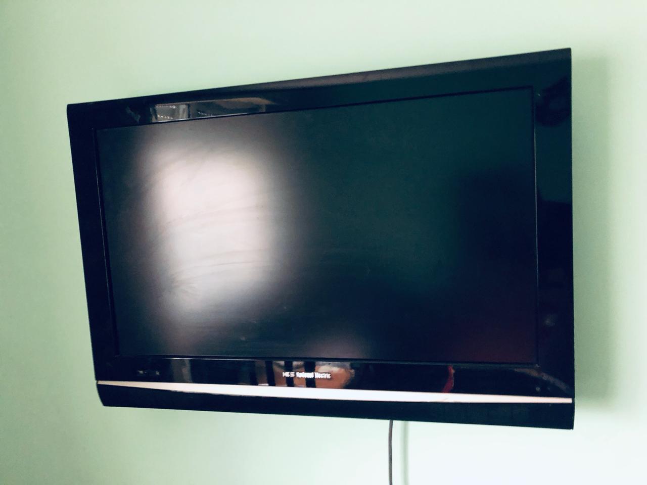 Samsung tv for sale perfect condition-  شاشه للبيع بداعي السفر لا...
