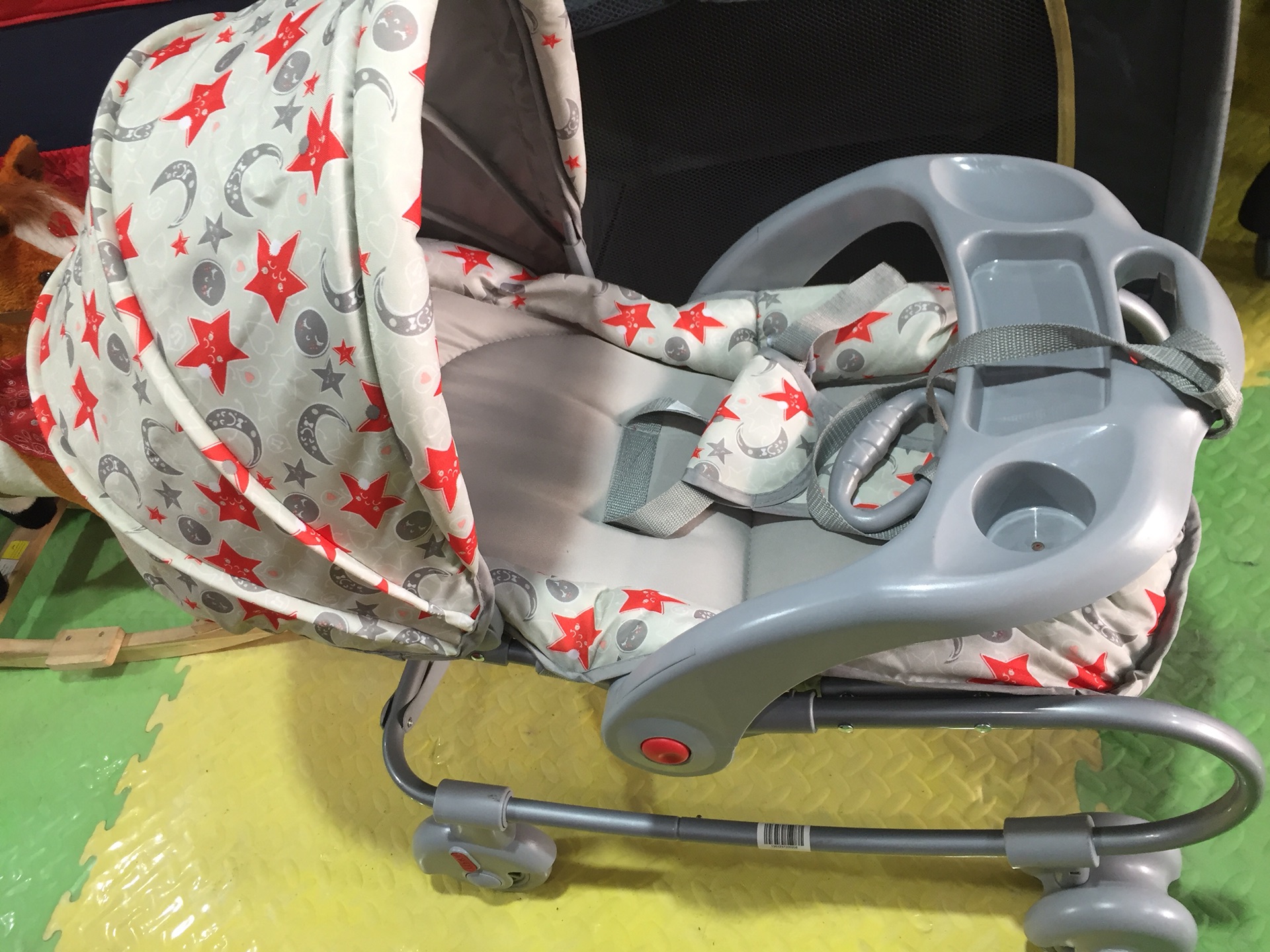 kids car seat ( matches all cars ) in perfect conditiongood as new Barely any damages used only for 2 years Very clean and tidy Suitable for Seat pillow is avai-  كرسي هزاز للبيبي مع عجلات...