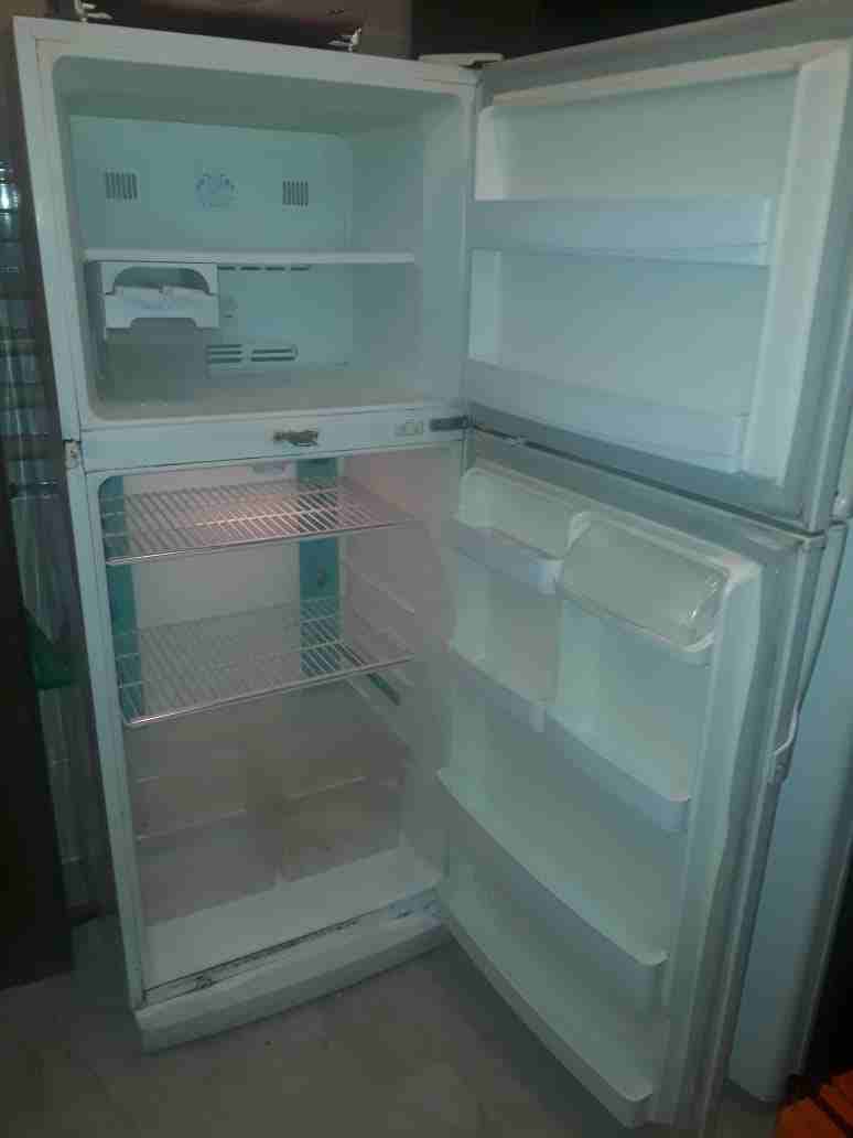 Hitachi latest model fridge with 2 doors up and down-  تلاجه 20قدم شغاله ميه...