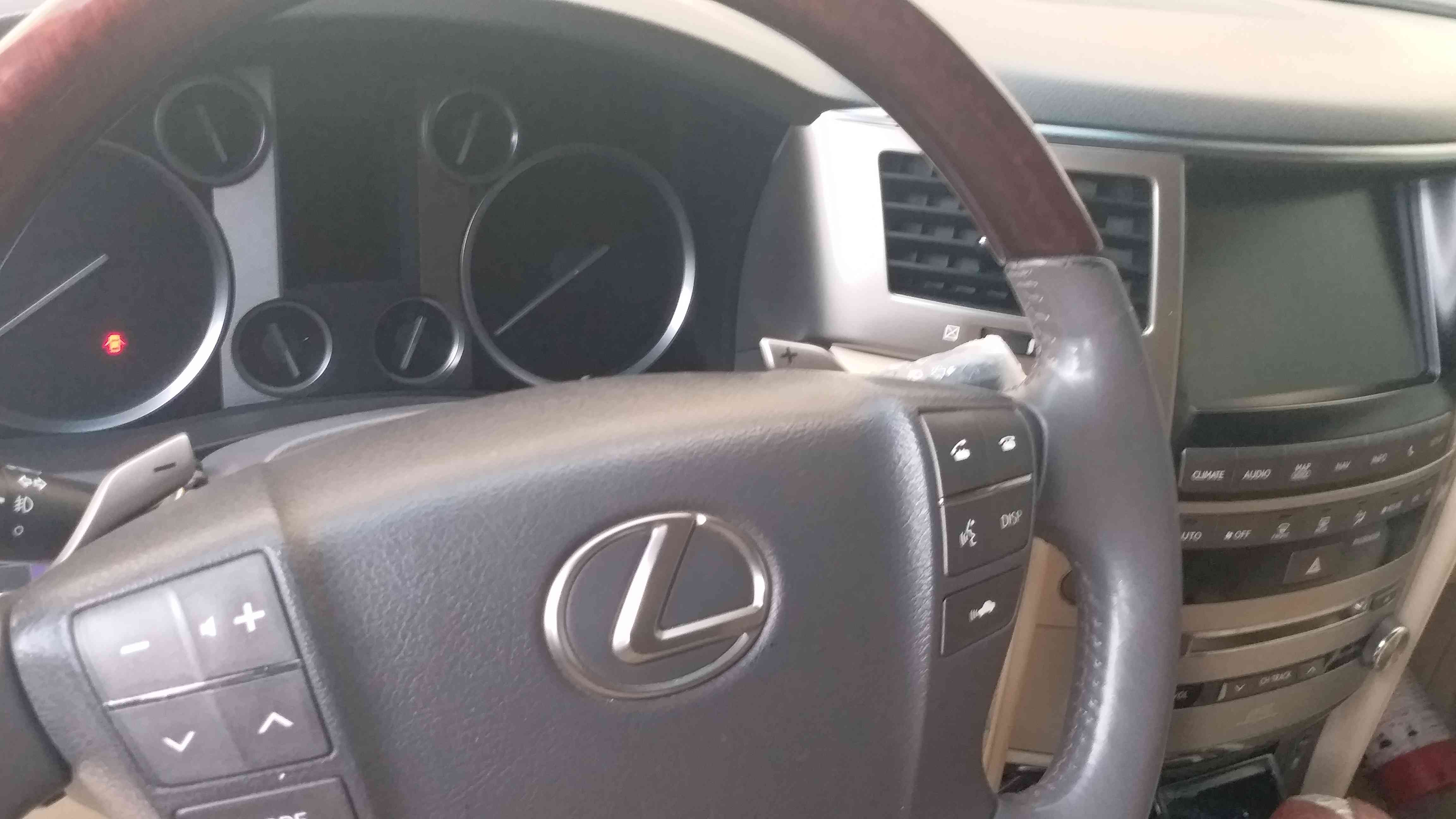 I am advertising my 2018 Lexus LX 570 for sale, the car is in perfect condition and it runs on low mileage, contact me for more information regarding the s-  جيب لكزس LX570 2013 لا...