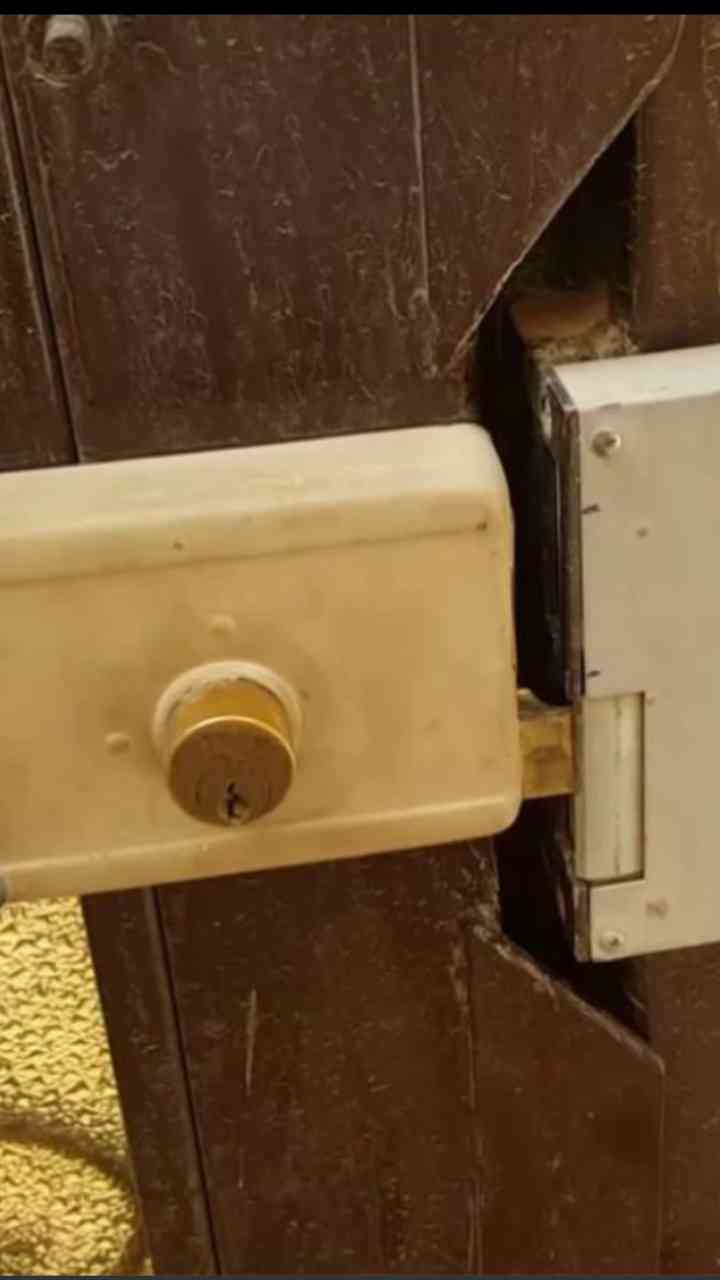 افتح باب بيتك من تلفونك ووين ماكنت
لا تنسَ أنك شاهدت هذا الإعلان في عنكبوت
بتقدر الان تستغني...