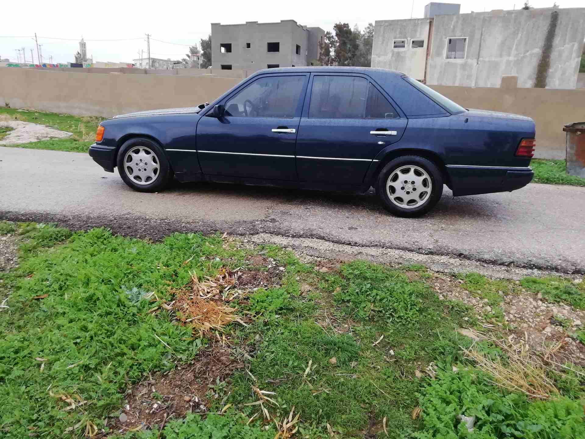 2013 Toyota Land Cruiser SUV, Full option for sale, the car is barely used for some months, the car is in perfect condition, no accident and it has perfect tire-  مرسيدس بطه 1989 للبيع او...