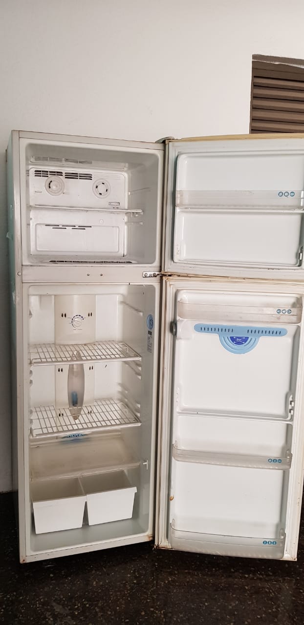 Hitachi latest model fridge with 2 doors up and down-  تلاجه بحاله جيده جدا...
