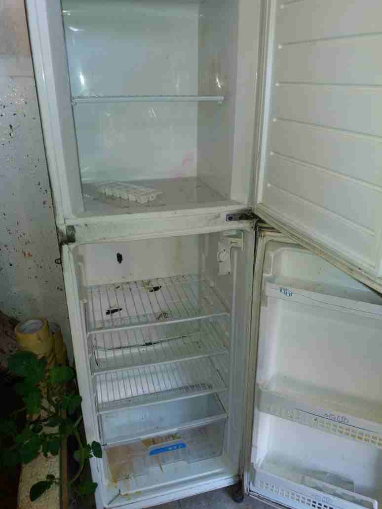 Hitachi latest model fridge with 2 doors up and down-  تلاجه للبيع لا تنسَ أنك...
