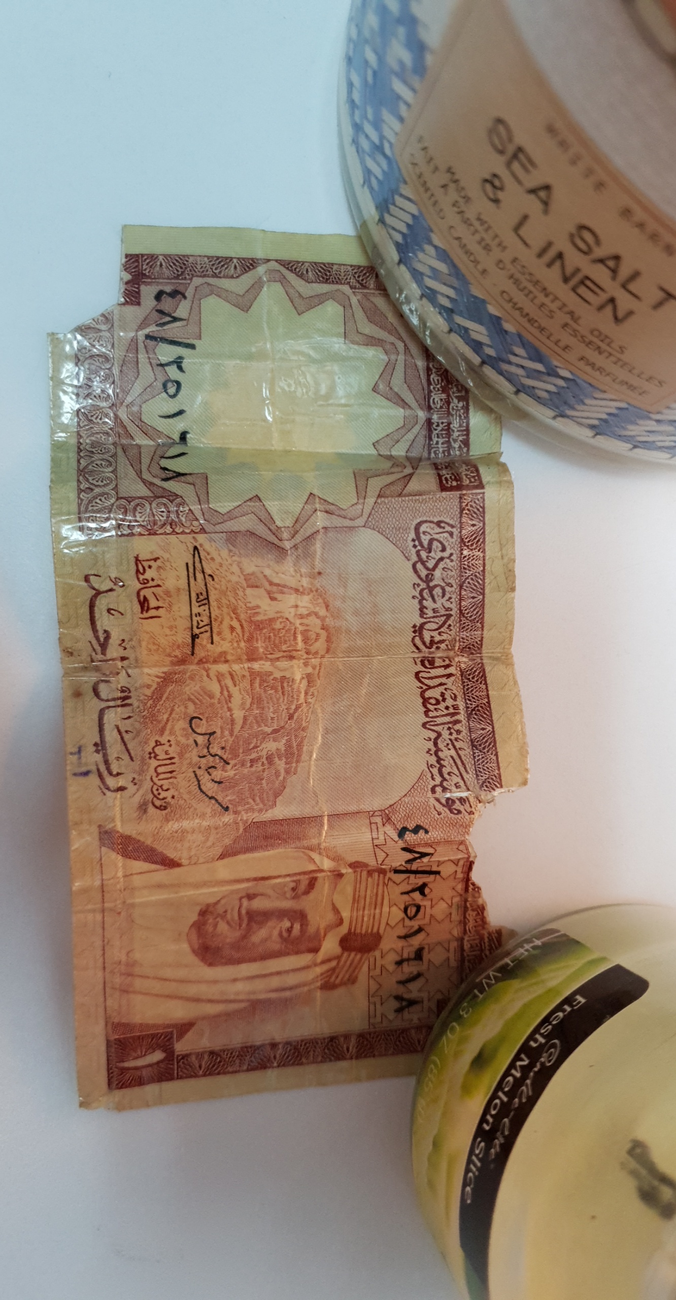 ريال من عهد الملك فيضل رحمه الله
لا تنسَ أنك شاهدت هذا الإعلان في عنكبوت
ريال واحد من عهد الم...