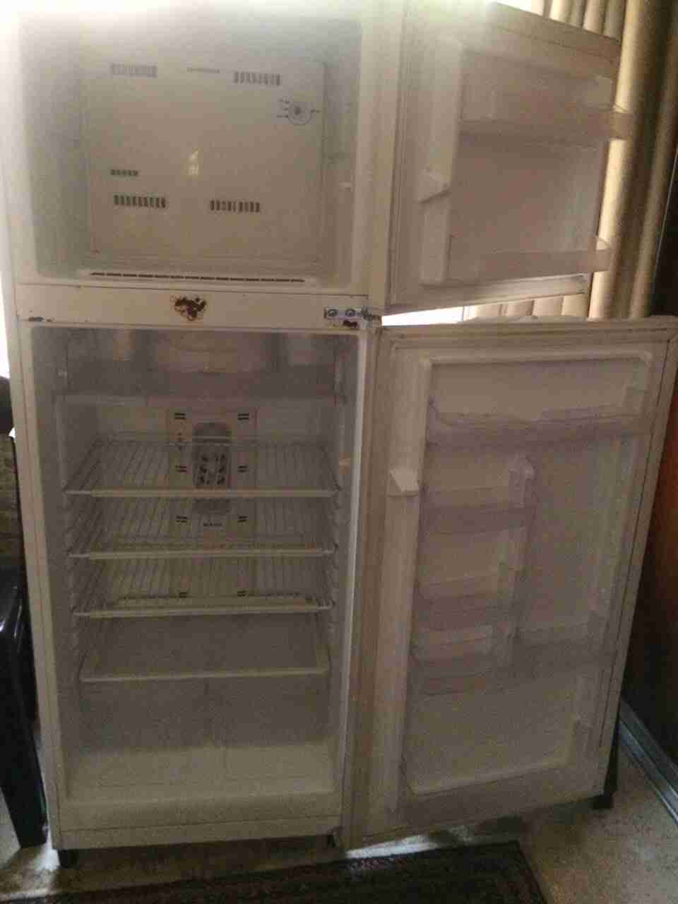 LG latest model fridge with 2doors up and down-  ثلاجه مع فريزر لا تنسَ...