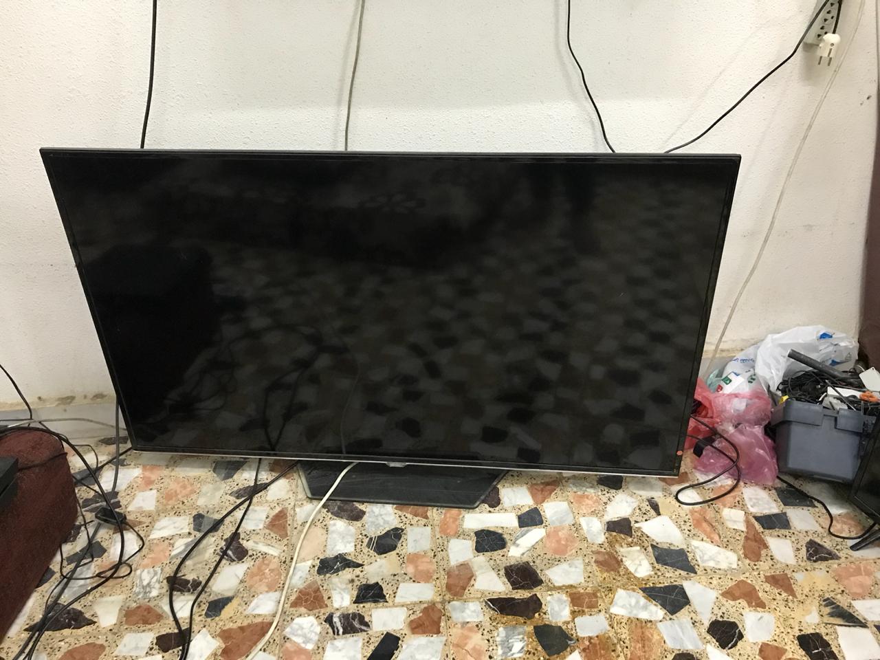 monitor 32 inch same new only use 3 month-  للبيع شاشه 55 بوصه ماركه...