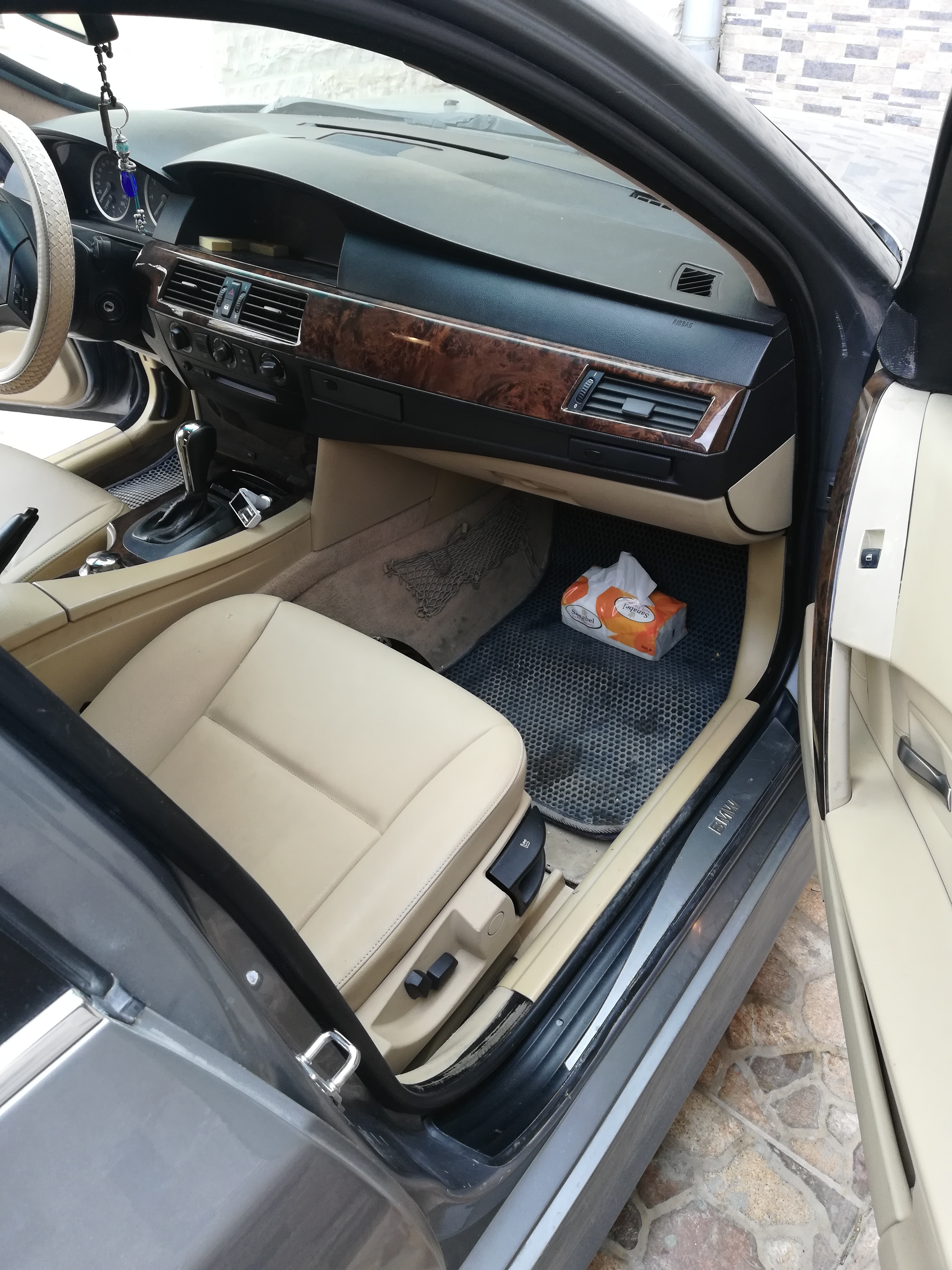 2016 Nissan patrol le platinum in good shape, clean and it is rarely used for some months, it runs on low kilometers, perfect tires, Gcc spec and it is in good -  BMW 520 2005 لا تنسَ أنك...