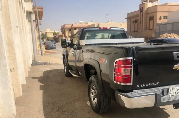 2016 Nissan patrol le platinum in good shape, clean and it is rarely used for some months, it runs on low kilometers, perfect tires, Gcc spec and it is in good -  سلفرادو 2012 نظيف...