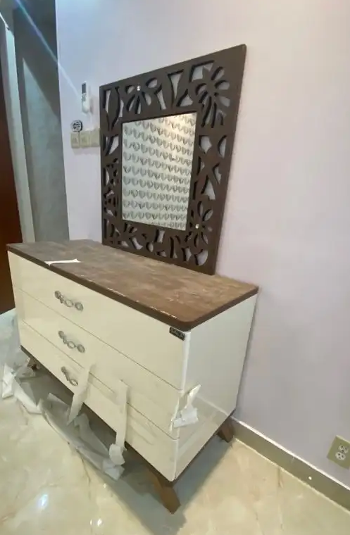 غرفة نوم
(سرير200*200 + 2كومدين + تسريحه)