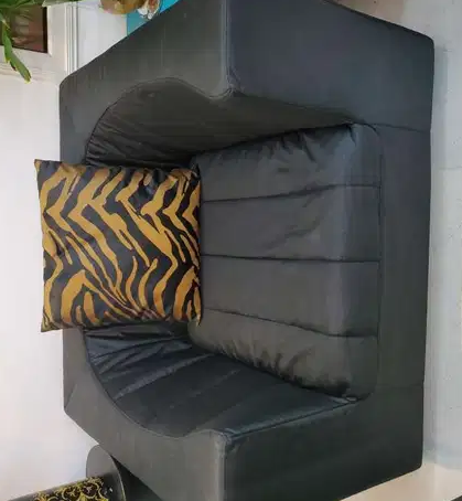 Black sofa

In a good condition 5 pieces u can set them as u want