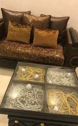 كنب للبيع خشب قوي خاليه من الكسور حالتها جيدة جدا مع الطاولة