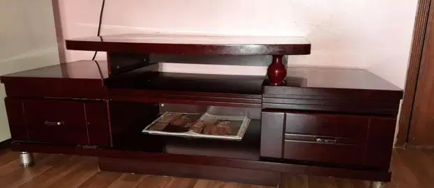 TV Table Good Condition

TV table with 2 side drovers