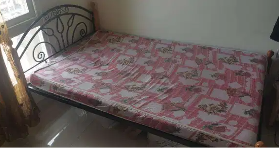 Wooden bed excellent condition can be dismantled size 125 x 200 cm