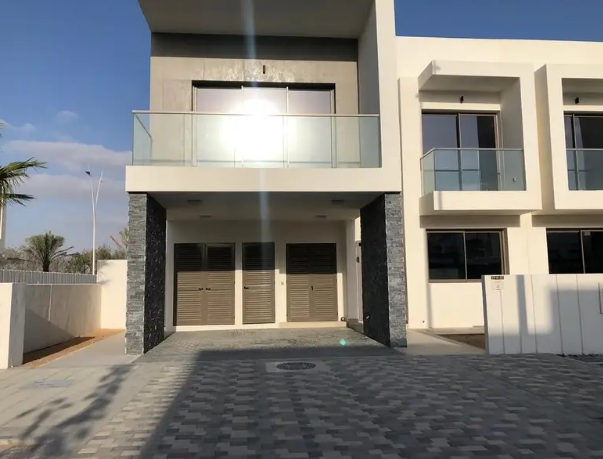 Semi Detached Corner Villa with 200K Discount!

One of a kind villa facing all the community facilities. 

West Yas is established in one of the most private areas in Yas Island. West Yas benefits fro...