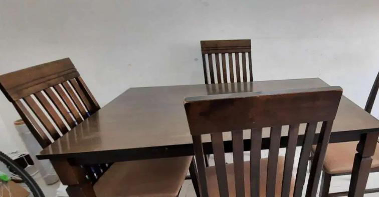 Furniture buyer in Dubai-  table with 4 chairs
