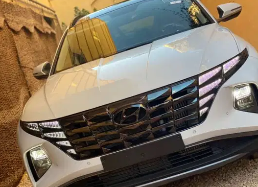 I am advertising my 2018 Lexus LX 570 for sale, the car is in perfect condition and it runs on low mileage, contact me for more information regarding the s-  توسان مودرن الفئة الثالثة...