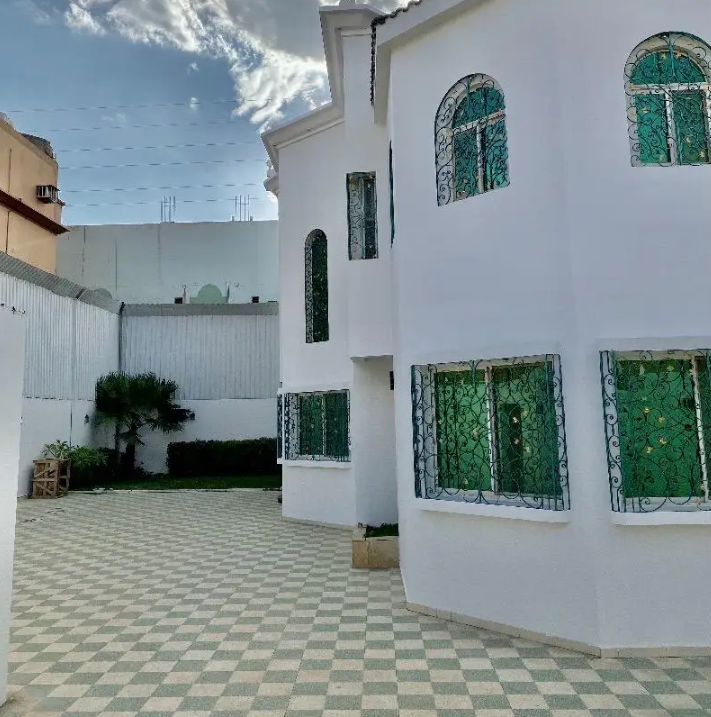 Well Maintained | Quiet Street | Owner Occupied-  الفيلا عباره عن دورين...