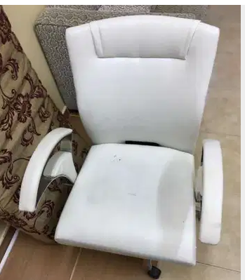 اثاث مستعمل نظييف للبيع-  For sale White chair in...