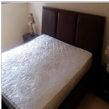 ancaboot - اصليه- - غرفة نوم قياس ملكي نظيفة جدا خلفية سرير جلد من حول الإمارات سرير...