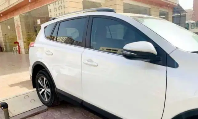 2016 Nissan patrol le platinum in good shape, clean and it is rarely used for some months, it runs on low kilometers, perfect tires, Gcc spec and it is in good -  2018   ماشي 54 ألف   فول...