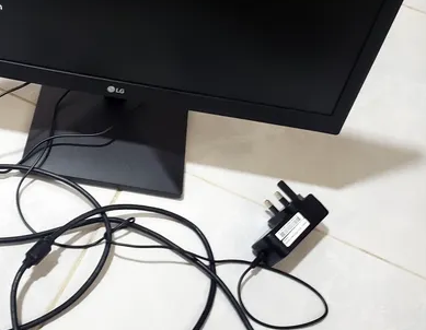 monitor 32 inch same new only use 3 month-  شاشه للبيع استعمال اسبوع بس